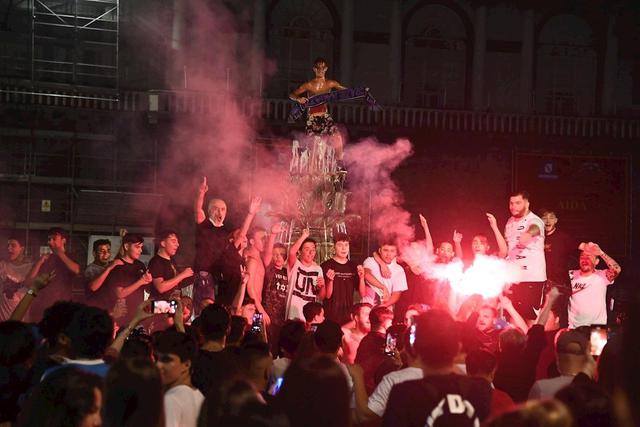 Los festejos de los fanáticos del Napoli tras coronarse como campeones de la Copa de Italia. (AFP/EFE)