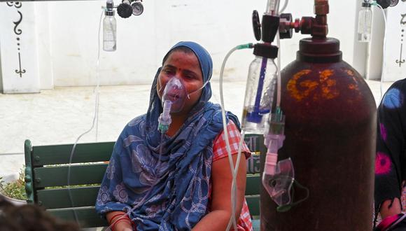 Un paciente con coronavirus respira con la ayuda de oxígeno en la ciudad de Ghaziabad (India), el 28 de abril de 2021.  (Prakash SINGH / AFP).