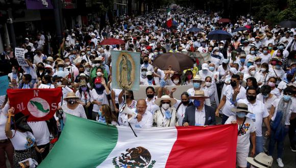 Integrantes de organizaciones civiles y religiosas marchan durante una protesta nacional denominada "Por la mujer y la vida" contra la despenalización del aborto, en Guadalajara, México. (Foto: Ulises RUIZ / AFP).