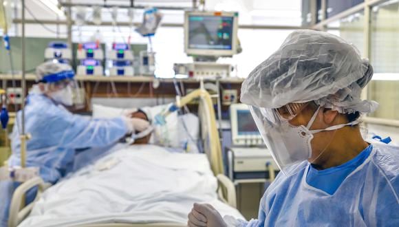 Los médicos investigan tratamientos para evitar que los pacientes graves de COVID-19 fallezcan. (Foto: Silvio AVILA / AFP)