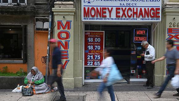 Hoy el tipo de cambio registraba un descenso de 0,43% en México. (Foto: AFP)