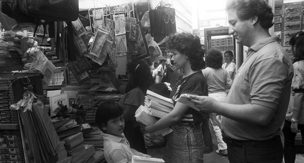 Lima, 2 de abril de 1988. Padres de familia que van a comprar en una de las numerosas ferias escolares en el centro de Lima. (Foto: Juvenal Alvarado / GEC Archivo Histórico)