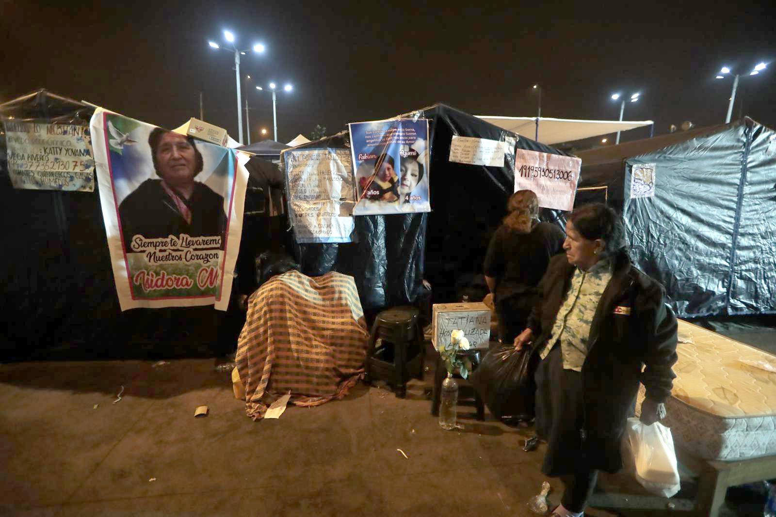 La familia Pomatay Tello esperaba la llegada del ataúd con el pequeño Fabián (7), quien había fallecido horas antes. (Foto: Hugo Pérez)