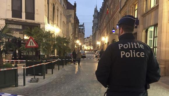 Un oficial de policía se encuentra detrás de una cinta policial durante las investigaciones en la escena de una puñalada en el centro de Bruselas, el martes 20 de noviembre de 2018. (Foto: AP)