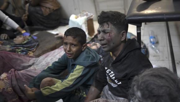 Personas heridas en ataques aéreos israelíes. Las personas heridas en ataques aéreos israelíes en el sur de Gaza se sientan en el suelo del Hospital Nasser en Khan Yunis, sur de la Franja de Gaza, el 7 de diciembre de 2023. Foto: HAITHAM IMAD/EFE/EPA