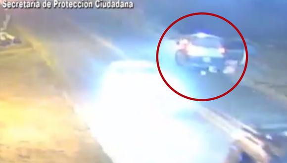 Cámara de Seguridad registró el preciso momento en que la mujer salta del auto en movimiento y en medio de una carretera. (Captura de video).