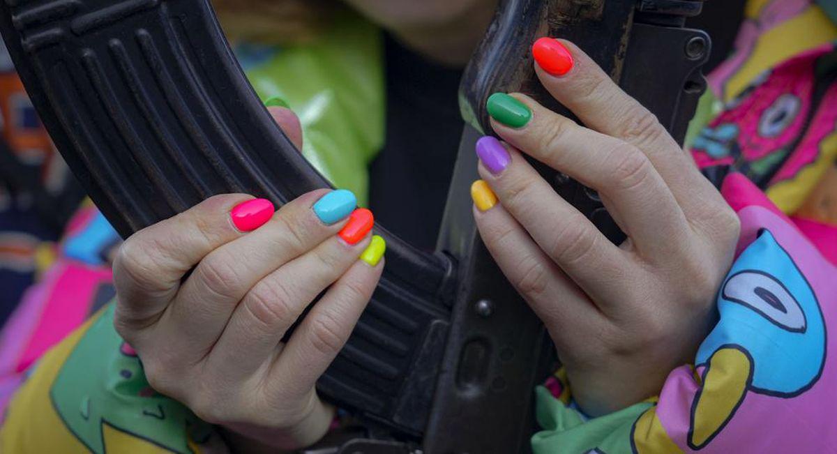 Una joven maneja un arma durante un combate para entrenar a civiles, en Mariupol, en la región de Donetsk, Ucrania. (AP/Vadim Ghirda)