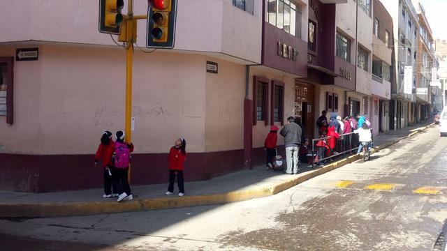 En Puno, los docentes retomarán las labores este miércoles 6. Algunos alumnos que se acercaron a las instituciones educativas tuvieron que regresar a sus casas al ver las puertas cerradas. (Foto: Carlos Fernández)