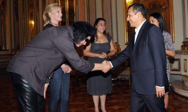 Gene Simmons, bassist and singer of KISS, visited the Government Palace in 2012 with his wife Shannon Tweed.  They were received by then President Ollanta Humala and First Lady Nadine Heredia.  (Photo: Andean)