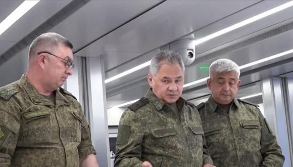 El ministro de Defensa de Rusia, Sergei Shoigu (centro), gesticulando entre los oficiales mientras miran un mapa en un lugar no revelado. (Foto de Folleto / Ministerio de Defensa de Rusia / AFP)