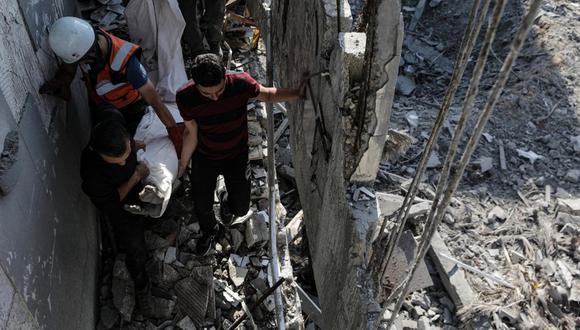 Se recupera un cuerpo entre los escombros de la casa de la familia Saqallah tras un ataque aéreo israelí en el suroeste de la ciudad de Gaza, el 19 de octubre de 2023 | Foto: EFE/EPA/MOHAMMED SABER