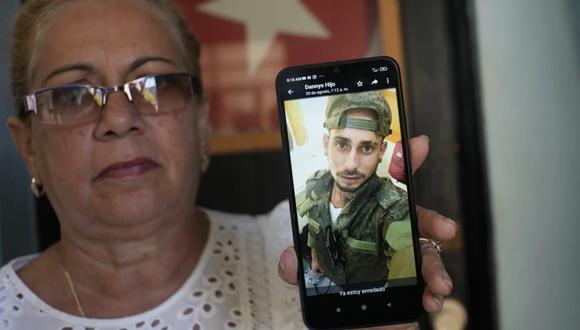 Marilin Vinent muestra una fotografía de su hijo Dannys Castillo con vestimenta militar en un mensaje del 22 de agosto de su hijo, en entrevista en su hogar en La Habana, Cuba, el viernes 8 de septiembre de 2023. (Foto: Ramon Espinosa/AP)