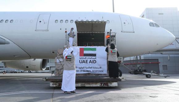 Un vuelo de Etihad Airways cargado de ayuda para que los palestinos combatan la pandemia de coronavirus se carga en Abu Dhabi, Emiratos Árabes Unidos. (Foto: Archivo/WAM/AP).