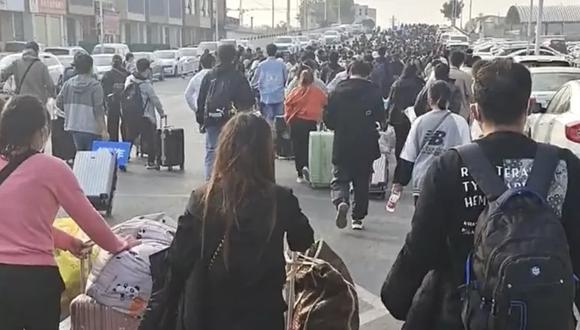 Las redes sociales chinas han estado publicando imágenes de trabajadores caminando a su casa desde la fábrica. (SOCIAL MEDIA).
