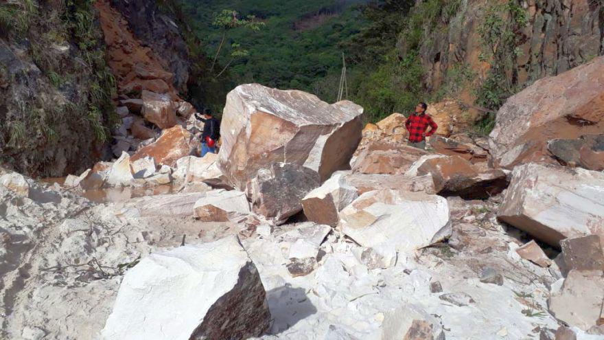 La carretera Fernando Belaunde Terry se vio interrumpida por un derrumbe de rocas en el distrito de Tabalosos, provincia de Lamas, luego del sismo de 8 grados reportado esta madrugada en Loreto (Foto: Hugo Anteparra)