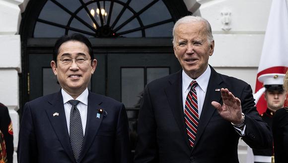 El presidente estadounidense Joe Biden y da la bienvenida al primer ministro japonés Fumio Kishida en el Pórtico Sur de la Casa Blanca en Washington, DC, el 9 de abril de 2024. (Foto de ANDREW CABALLERO-REYNOLDS / AFP)