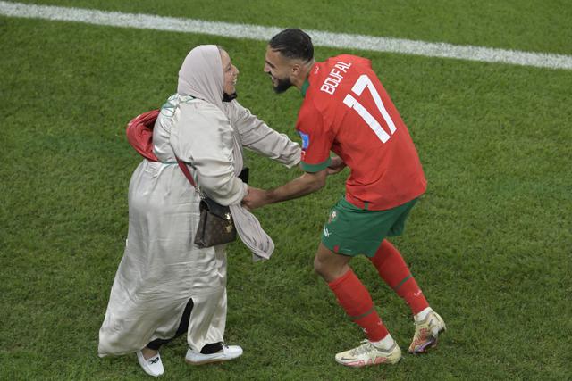 Boufal celebró el pase de Marruecos a las semifinales bailando con su madre en el campo de juego. Emotivo y festivo, el país africano está haciendo historia en Qatar 2022. (Foto: AFP)