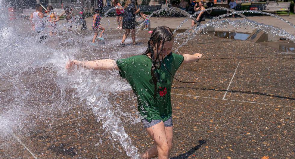 Niños juegan en la fuente de Salmon Springs en Portland, Oregón. Este fin de semana, las temperaturas récord se mantuvieron en el noroeste durante una ola de calor histórica. (Foto: Nathan Howard/Getty Images)