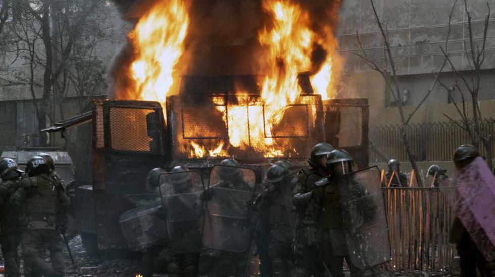 Protestas en Chile: Encapuchados incendian carro policial en nuevas  manifestaciones contra Sebastián Piñera | FOTOS | FOTOS nndc | MUNDO | EL  COMERCIO PERÚ