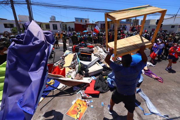Durante la marcha del domingo se registró la destrucción de campamentos improvisados de migrantes instalados en la vía pública de Iquique, al norte de Chile. (FERNANDO MUÑOZ / AFP).