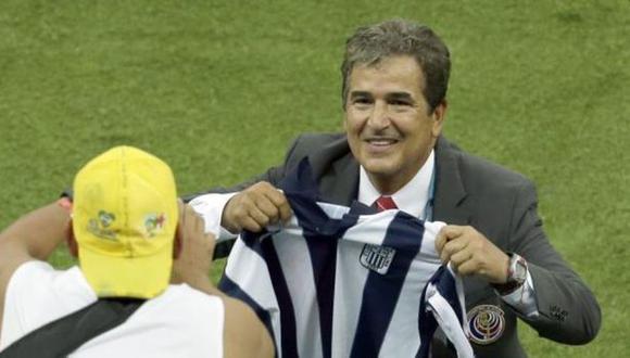 Jorge Luis Pinto celebró victoria sobre Grecia en el Mundial 2014 posando con camiseta de Alianza Lima. (Foto: AP)