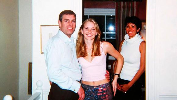 Esta fotografía en la que se ve al príncipe Andrés abrazando de la cintura a una joven Giuffre en el 2001 desbarataría la versión del duque de York de no haber conocido a su acusadora. (Foto: AP)