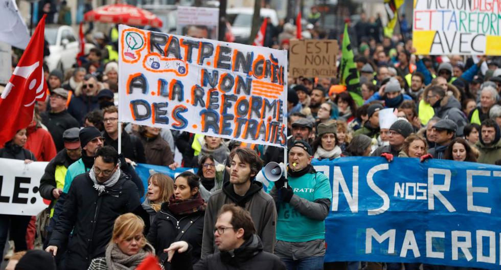 Imagen de archivo de manifestantes en París. En la foto, una persona sostiene una pancarta que dice "RATP (operador de transporte público de París) en huelga. No a la reforma de pensiones". (Archivo / AFP)