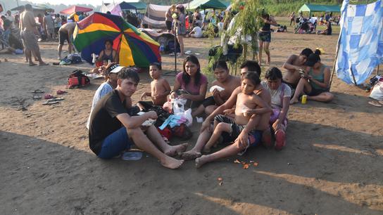 Familias en "la playa de Madre de Dios"