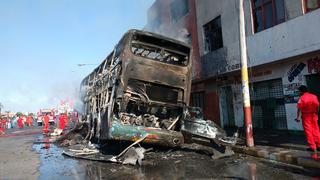 Chimbote: cortocircuito causó incendio en bus y vivienda