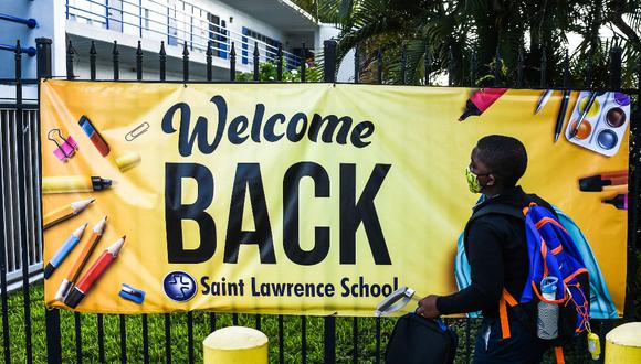 DeSantis firmó una orden ejecutiva el 30 de julio para impedir que las escuelas impusieran los tapabocas, pero varios distritos ignoraron esa ley y siguieron adelante con sus planes. (Foto: CHANDAN KHANNA / AFP)