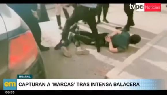 Transeúntes que se encontraban por la zona tuvieron que arrojarse al suelo para evitar ser impactados por algún proyectil. La Policía maneja la hipótesis de que se trató de un frustrado asalto. (Foto: captura de video)