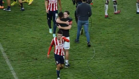 Santiago Ormeño tuvo un efusivo saludo con Anderson Santamaría. (Foto: Captura)