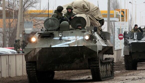 Vehículos del Ejército de Rusia vistos el 25 de febrero en Armyansk, Crimea. (Foto: Stringer | AFP)