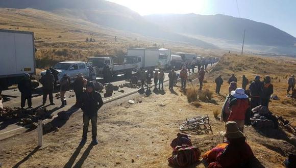 Los protestantes, que acatan un paro de 24 horas, impidieron el paso vehicular entre las localidades de Ayaviri y Santa Rosa, ubicados en la provincia de Melgar (Foto: Carlos Fernández)