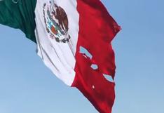 Bandera mexicana se rasga frente a Enrique Peña Nieto en ceremonia