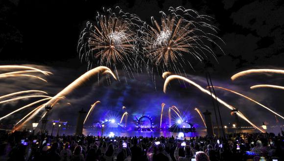 Los fuegos artificiales explotan durante 'Harmonius', el nuevo espectáculo final nocturno en Epcot. Este se presentó el miércoles por la noche, en un adelanto antes de su debut oficial  que será este 1 de octubre en el parque temático de Walt Disney World en Lake Buena Vista, Florida. El show de 20 minutos, que se estrenará durante el 50 aniversario de Disney World, presenta música de Disney con fuegos artificiales y fuentes sincronizadas iluminadas con elaboradas proyecciones LED. (Foto: Joe Burbank / Orlando Sentinel vía AP)