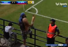 YouTube: hincha celebró triunfo de Quilmes con pierna ortopédica en brazos