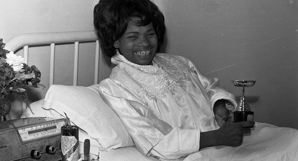 Una foto de Lucha Reyes del 22 de diciembre de 1970, en una de sus recaídas de salud. La cantante criolla se recuperaba y volvía al show, al espectáculo. (Foto: GEC Archivo Histórico)