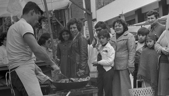 El 16 de setiembre de 1979, un cronista de El Comercio capturó la exhibición culinaria de un cocinero chino que había instalado un “chifa ambulante” en la sexta cuadra del jirón Andahuaylas, a espaldas del mercado Mariscal Castilla, en el Cercado de Lima. (Foto: GEC Archivo Histórico)