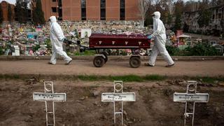 “Cayó todo de golpe”: los sepultureros abrumados por tanta muerte en Chile | FOTOS