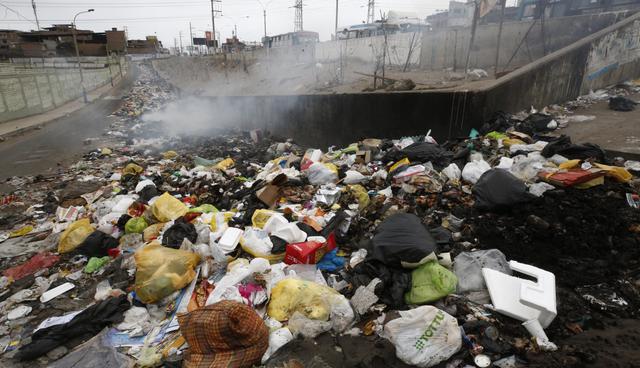 Pese a los esfuerzos del Ministerio del Ambiente, el Ejército Peruano, entre otras instituciones, por limpiar de basura a VMT, el problema sigue en aumento. (Foto: Piko Tamashiro / El Comercio)