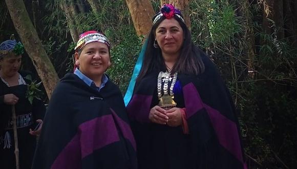 Viviana Burgos Valenzuela y Rosa Salamanca Conalef, las primeras mapuches del mismo sexo en contraer matrimonio en Chile. (Foto de Araucanía Noticias)