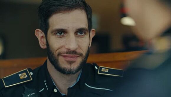 Quim Gutiérrez como Albert en "El cuerpo en llamas" usando un uniforme alternativo de la policía que fue creado por la producción (Foto: Netflix)