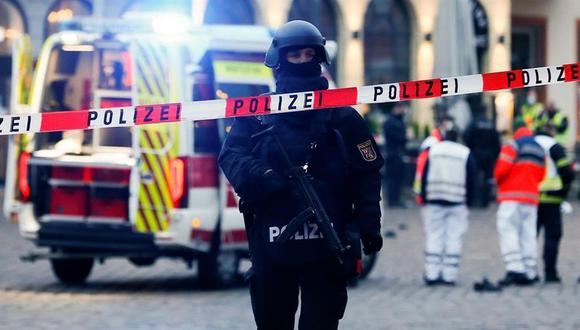 Un policía está parado detrás de una cinta de advertencia en una zona peatonal en el centro de la ciudad de Trier, Alemania, donde ocurrió un atropello masivo. (EFE / EPA / JULIEN WARNAND).