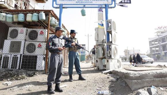 Agentes de seguridad afganos inspeccionan el lugar donde se produjo un ataque con bomba a las puertas de la Comisión Electoral en Kabul el pasado 29 de octubre. (Foto referencial: EFE)