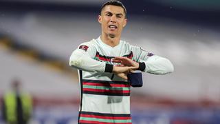 Cristiano Ronaldo es criticado en su país por berrinche ante Serbia: “No puede tirar el brazalete de Portugal al suelo”