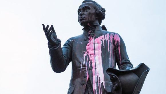 La estatua de Kant en Kaliningrado fue manchada con pintura.