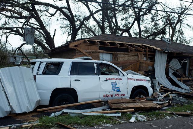 Un automóvil de la Policía Estatal de Louisiana dañado se ve junto a una casa destruida por el huracán Ida en Little Caillou, cerca de Montegut. (MARK FELIX / AFP).
