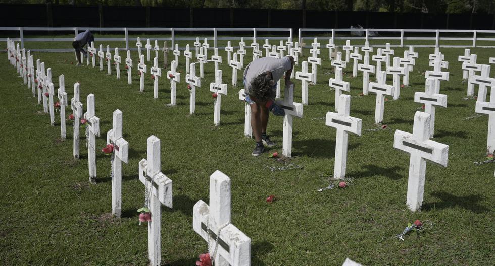 Un trabajador limpia una cruz del Cenotafio, una réplica del cementerio de Darwin, con 649 cruces con los nombres de los soldados argentinos caídos, durante una reunión de veteranos en el Monumento a la Guerra de las Malvinas en Pilar, provincia de Buenos Aires. (Foto: AFP)