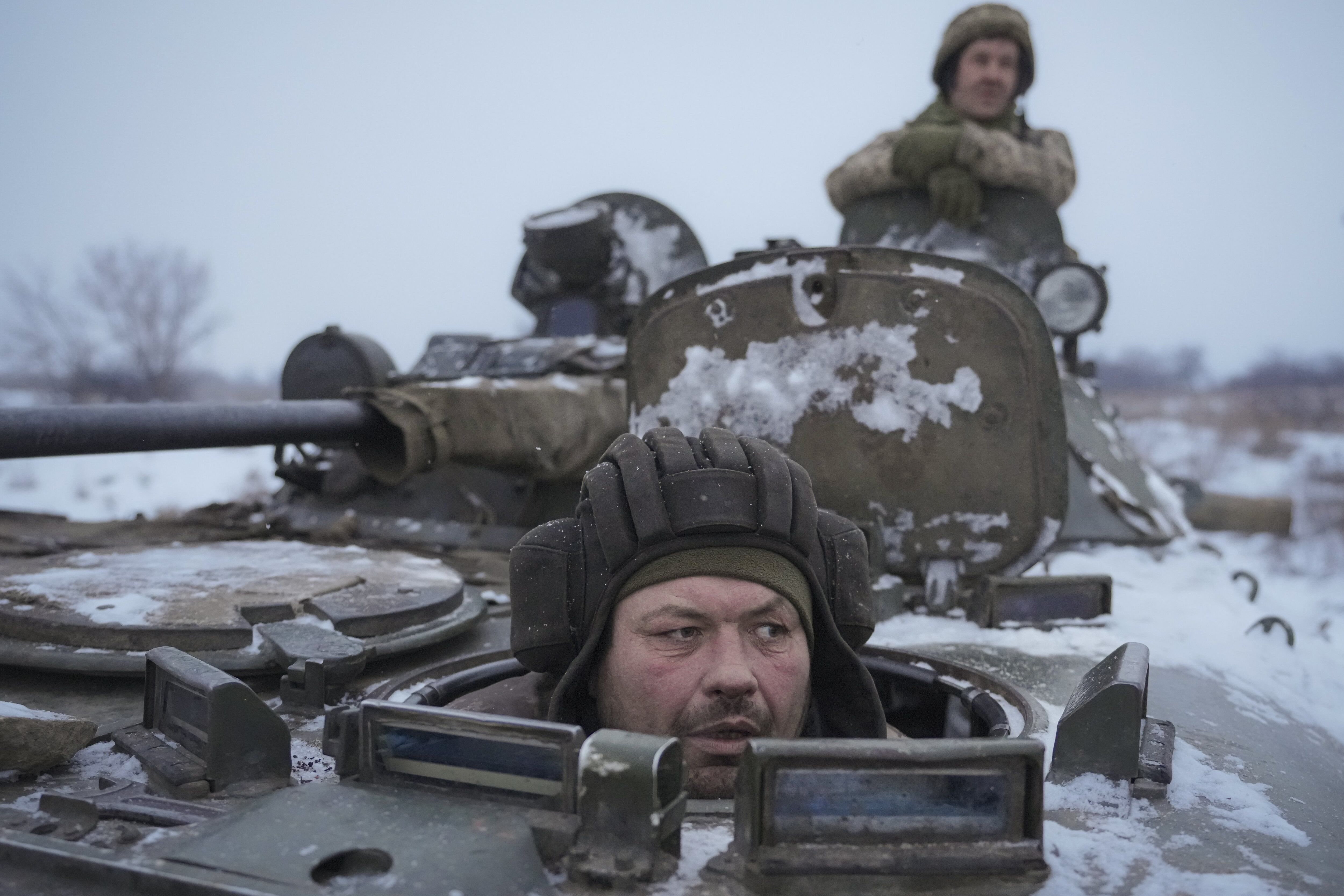 A Ukrainian drives an armored personnel carrier near the front line position in the Luhansk area of ​​eastern Ukraine.  The photo is from last Friday.  (Photo: AP)